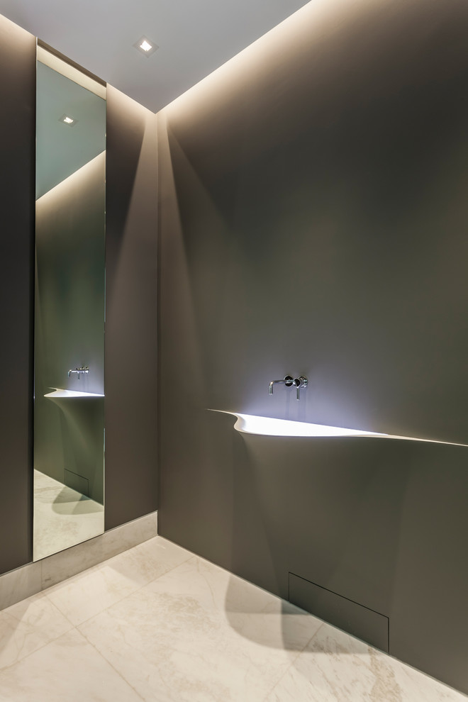 Foto di una stanza da bagno design di medie dimensioni con pareti marroni, pavimento in marmo, lavabo integrato e pavimento bianco