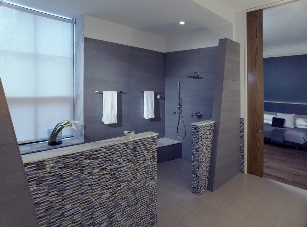 Großes Modernes Badezimmer mit offener Dusche, grauen Fliesen, Porzellanfliesen, weißer Wandfarbe und Porzellan-Bodenfliesen in Chicago