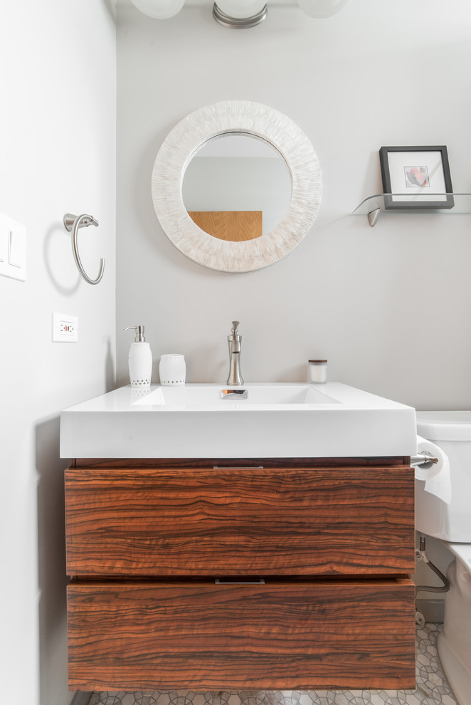 Inredning av ett modernt mellanstort en-suite badrum, med ett hörnbadkar, en dusch/badkar-kombination, en toalettstol med hel cisternkåpa, grå kakel, keramikplattor, grå väggar, mosaikgolv, ett nedsänkt handfat och dusch med duschdraperi