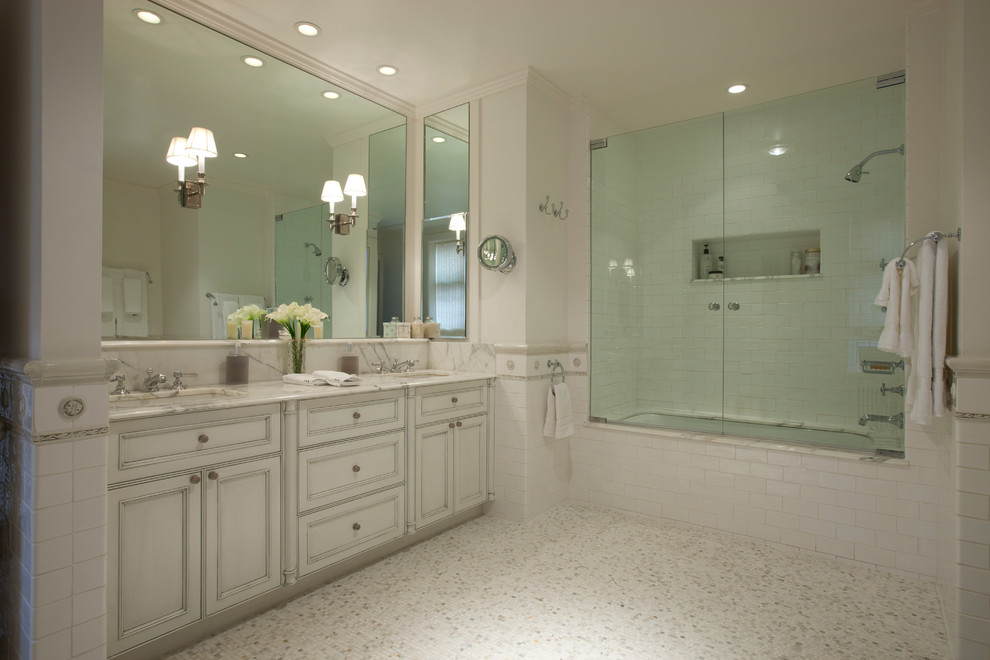 Idéer för att renovera ett stort vintage en-suite badrum, med ett undermonterad handfat, luckor med infälld panel, marmorbänkskiva, ett undermonterat badkar, en dusch/badkar-kombination, en toalettstol med separat cisternkåpa, vit kakel, keramikplattor, grå väggar, marmorgolv och vita skåp