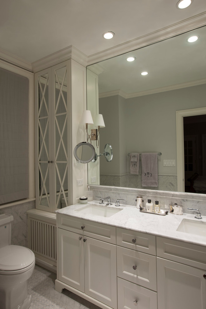 Inspiration för mellanstora klassiska en-suite badrum, med luckor med infälld panel, vita skåp, en toalettstol med separat cisternkåpa, grå väggar, marmorgolv, ett undermonterad handfat och marmorbänkskiva