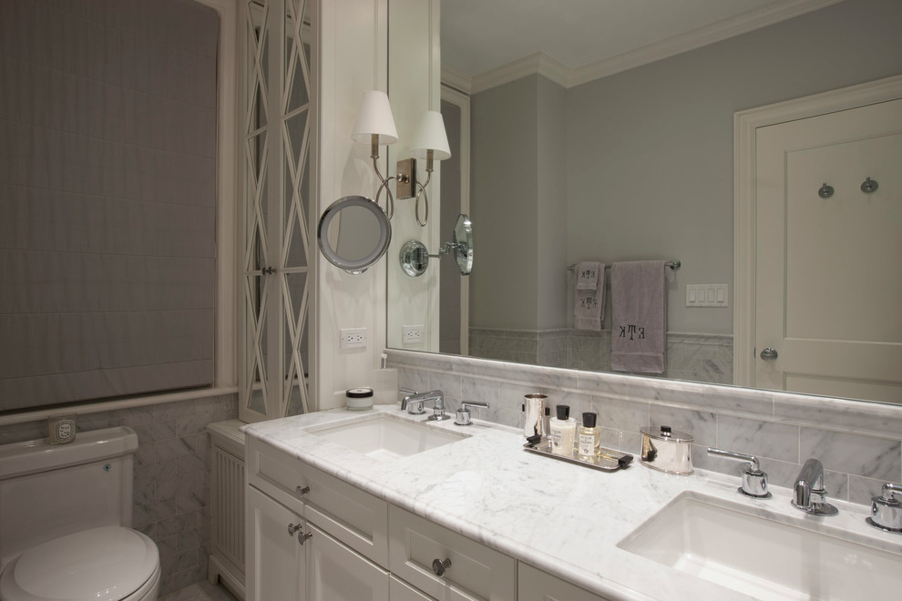 Esempio di una stanza da bagno padronale chic di medie dimensioni con ante con riquadro incassato, ante bianche, top in marmo, WC a due pezzi, pareti grigie, pavimento in marmo e lavabo sottopiano