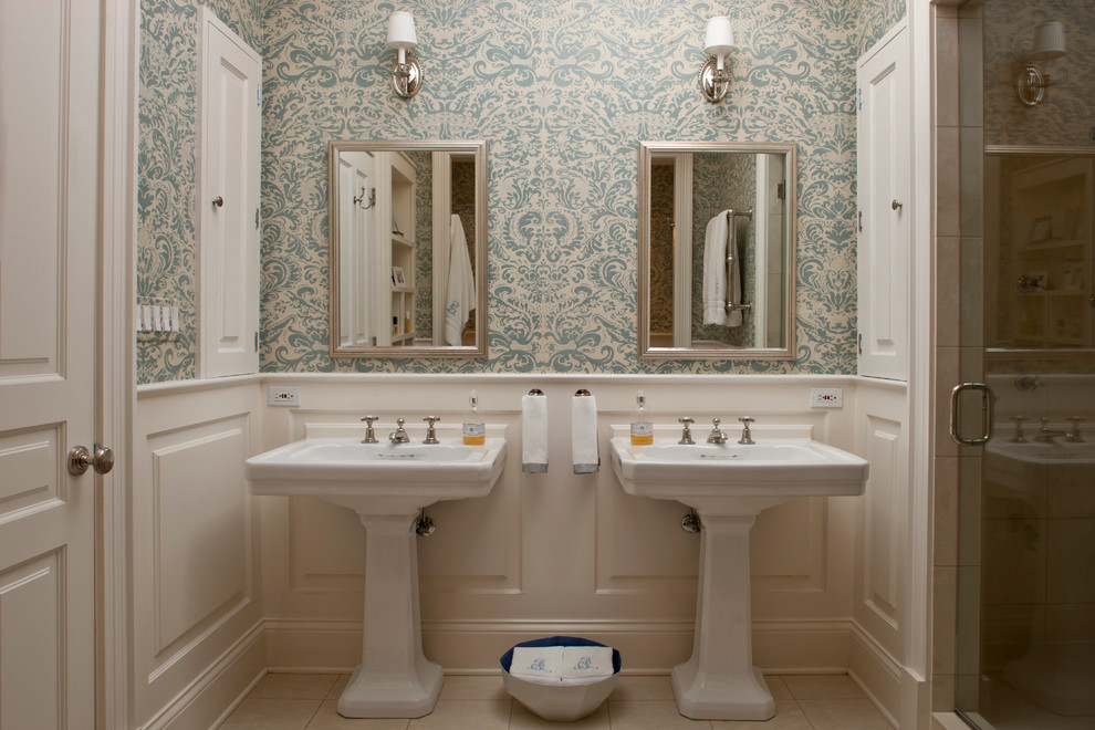 Idéer för mellanstora vintage en-suite badrum, med en dusch i en alkov, klinkergolv i keramik och ett piedestal handfat
