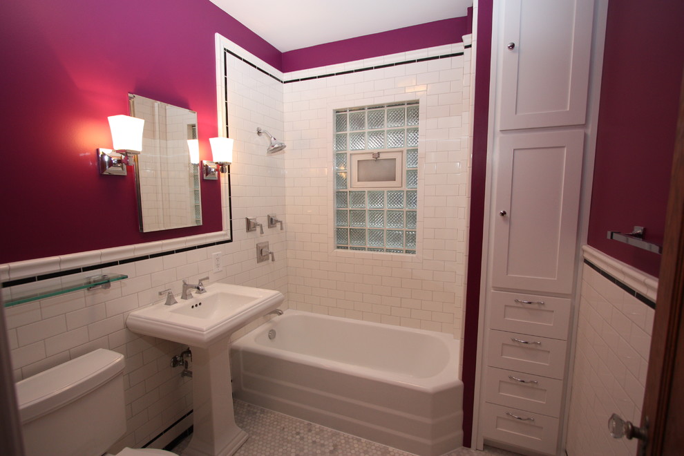 Example of an arts and crafts bathroom design in Chicago