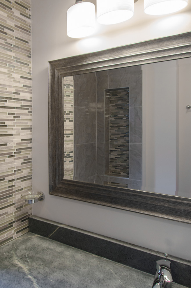 Imagen de cuarto de baño actual con bañera encastrada, combinación de ducha y bañera, baldosas y/o azulejos marrones y paredes beige