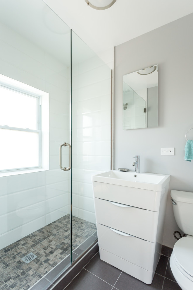 Idéer för att renovera ett litet funkis badrum med dusch, med en toalettstol med hel cisternkåpa, vit kakel, tunnelbanekakel, grå väggar, klinkergolv i keramik, ett undermonterad handfat, luckor med lamellpanel, vita skåp, våtrum och bänkskiva i kalksten