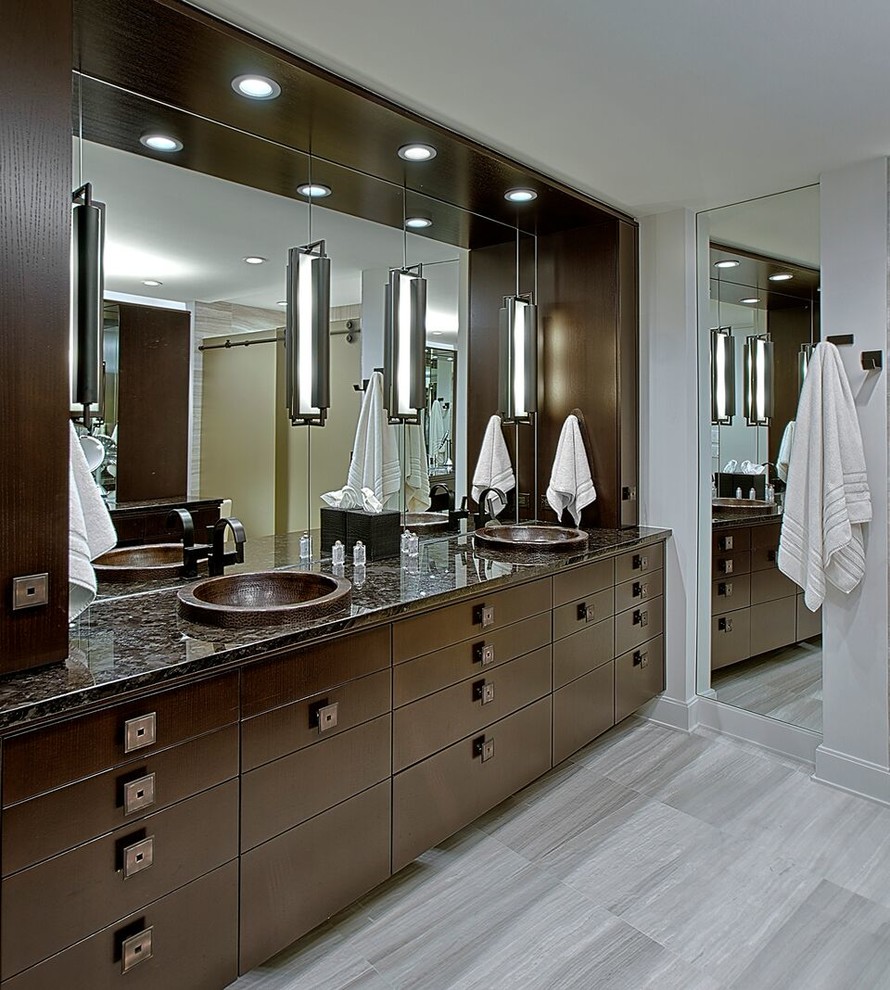 Idéer för att renovera ett mellanstort funkis en-suite badrum, med släta luckor, skåp i ljust trä, ett badkar i en alkov, en dusch/badkar-kombination, grå väggar, skiffergolv, ett fristående handfat och granitbänkskiva