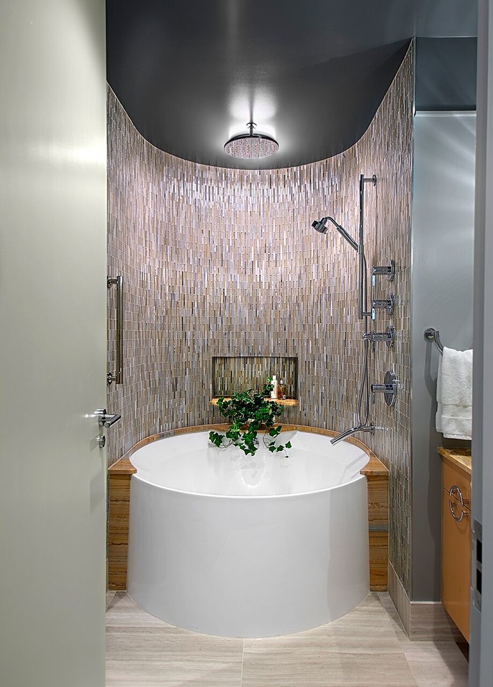 Foto de cuarto de baño principal actual de tamaño medio con armarios con paneles lisos, bañera empotrada, combinación de ducha y bañera, paredes grises y suelo de pizarra