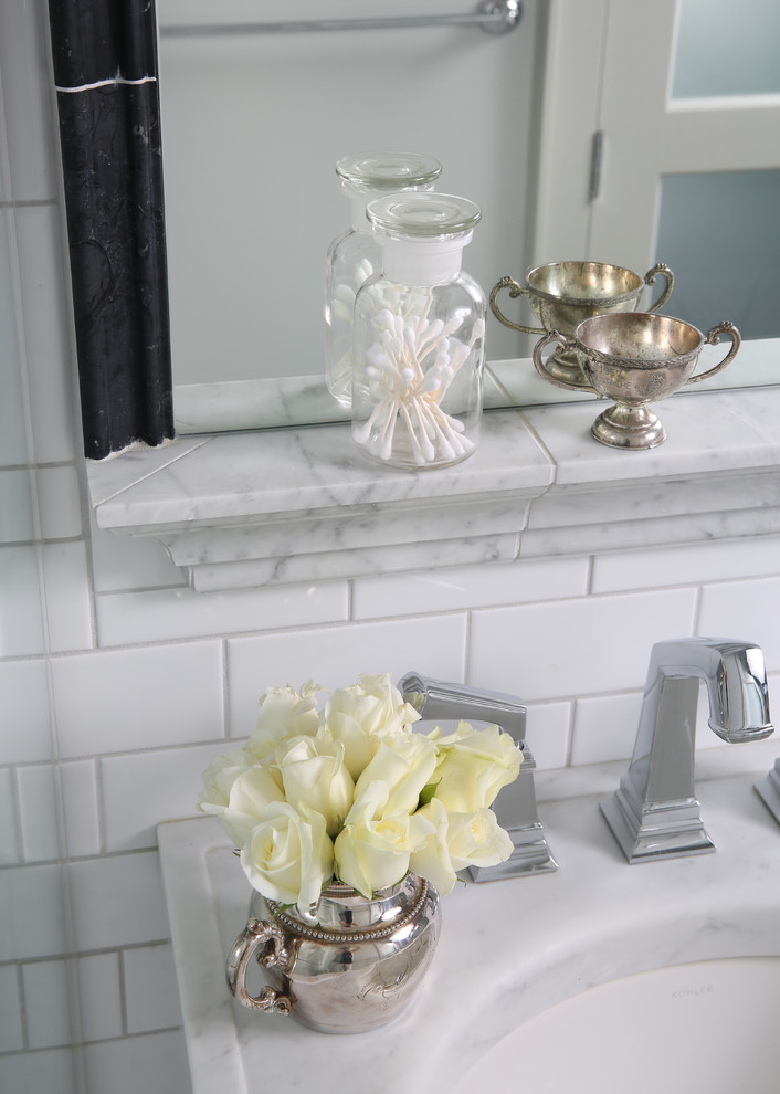 Imagen de cuarto de baño principal tradicional renovado pequeño con lavabo tipo consola, baldosas y/o azulejos blancos, baldosas y/o azulejos de cemento, paredes blancas y encimera de mármol