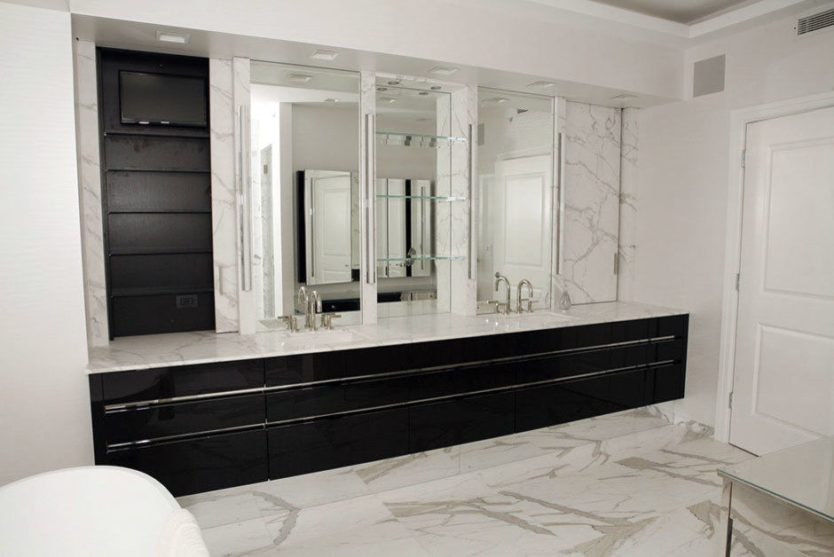 Ispirazione per una grande stanza da bagno padronale minimalista con lavabo sottopiano, ante lisce, ante nere, top in marmo, vasca freestanding, piastrelle grigie, piastrelle in pietra, pareti bianche e pavimento in marmo