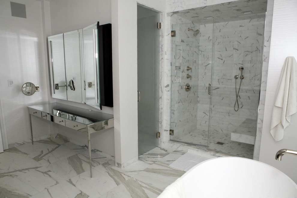 Стильный дизайн: большая главная ванная комната в современном стиле с врезной раковиной, плоскими фасадами, черными фасадами, мраморной столешницей, отдельно стоящей ванной, серой плиткой, каменной плиткой, белыми стенами и мраморным полом - последний тренд