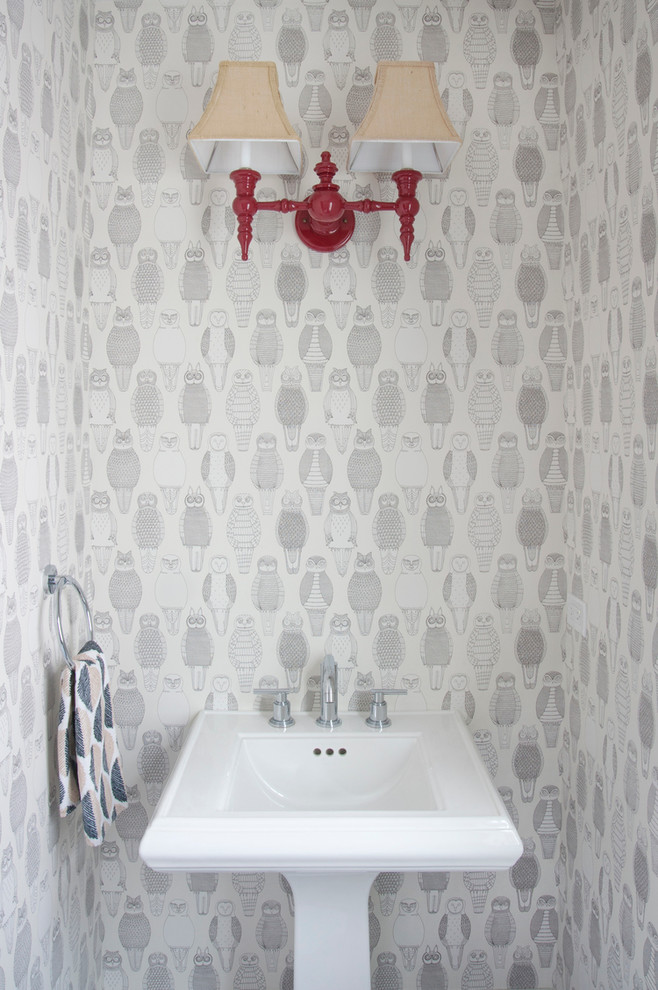 Пример оригинального дизайна: маленькая ванная комната в классическом стиле с раковиной с пьедесталом и разноцветными стенами для на участке и в саду