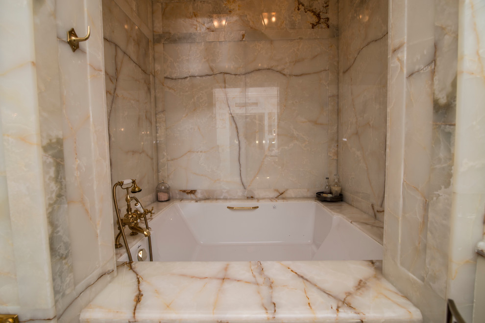 Immagine di una stanza da bagno padronale vittoriana di medie dimensioni con ante lisce, ante bianche, vasca ad alcova, WC monopezzo, lastra di pietra, pavimento in legno massello medio, lavabo sottopiano e top in marmo