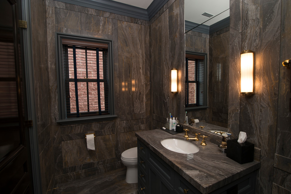 На фото: ванная комната среднего размера в классическом стиле с врезной раковиной, фасадами с утопленной филенкой, черными фасадами, душем в нише, мраморным полом, мраморной столешницей, душевой кабиной и коричневыми стенами с