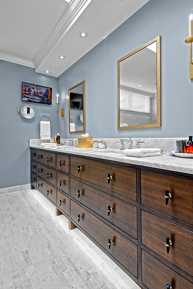 Idéer för att renovera ett stort vintage vit vitt en-suite badrum, med släta luckor, skåp i mörkt trä, en öppen dusch, blå kakel, marmorkakel, blå väggar, marmorgolv, ett nedsänkt handfat, marmorbänkskiva, vitt golv, med dusch som är öppen och ett undermonterat badkar
