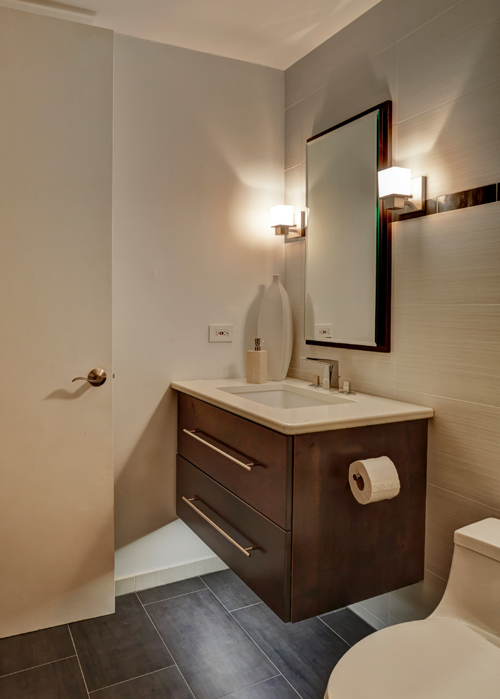 Стильный дизайн: маленькая ванная комната в стиле модернизм с плоскими фасадами, темными деревянными фасадами, ванной в нише, душем над ванной, унитазом-моноблоком, белой плиткой, керамогранитной плиткой, белыми стенами, полом из керамогранита, душевой кабиной, врезной раковиной и столешницей из искусственного кварца для на участке и в саду - последний тренд