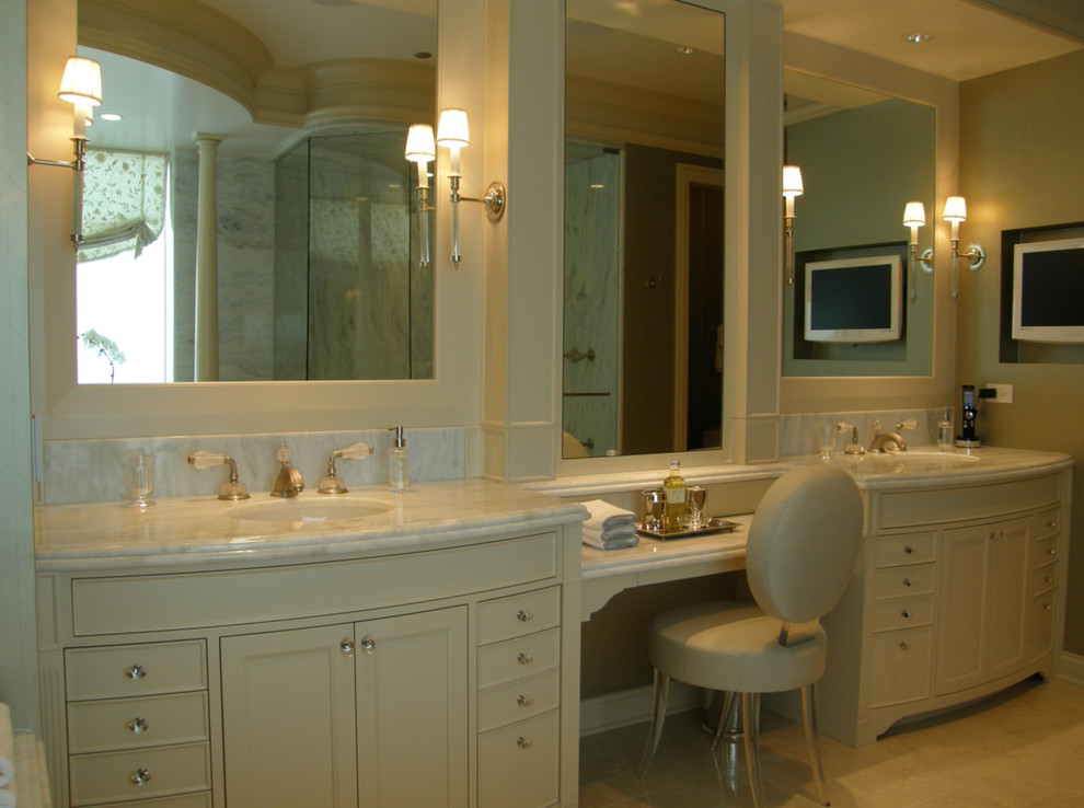 Foto på ett stort en-suite badrum, med luckor med infälld panel, beige skåp, en dusch i en alkov, en toalettstol med separat cisternkåpa, ett undermonterad handfat, marmorbänkskiva och dusch med gångjärnsdörr
