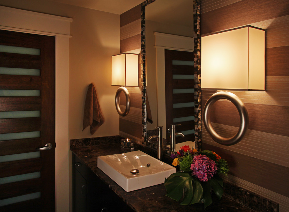 Foto de cuarto de baño contemporáneo de tamaño medio con lavabo sobreencimera, armarios con paneles lisos, puertas de armario de madera en tonos medios, encimera de granito, paredes marrones, ducha empotrada y aseo y ducha