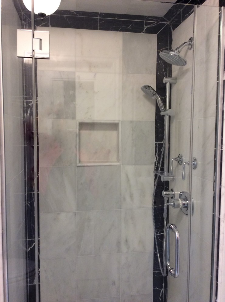 Mittelgroßes Klassisches Duschbad mit Duschnische, weißen Fliesen und Steinfliesen in Chicago