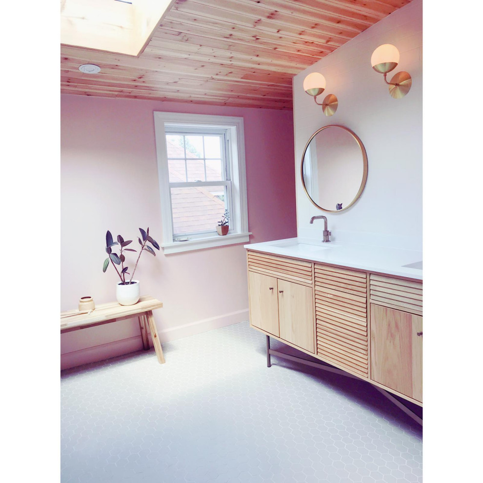 Стильный дизайн: большая главная ванная комната в современном стиле с фасадами островного типа, светлыми деревянными фасадами, открытым душем, унитазом-моноблоком, белой плиткой, керамической плиткой, бежевыми стенами, полом из керамической плитки, врезной раковиной, столешницей из кварцита, серым полом, открытым душем и белой столешницей - последний тренд