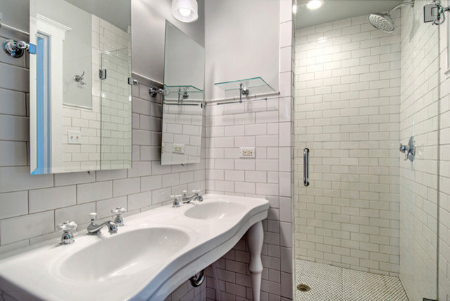Idéer för ett mellanstort lantligt badrum med dusch, med öppna hyllor, en dusch i en alkov, vit kakel, tunnelbanekakel, grå väggar och ett integrerad handfat