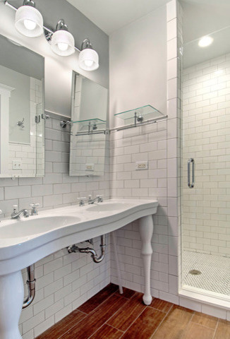 Идея дизайна: ванная комната среднего размера в стиле кантри с открытыми фасадами, душем в нише, белой плиткой, плиткой кабанчик, серыми стенами, полом из керамогранита, душевой кабиной и монолитной раковиной