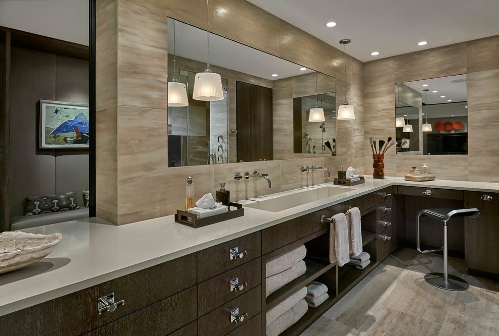 Пример оригинального дизайна: главная ванная комната в современном стиле с плоскими фасадами, бежевой плиткой, монолитной раковиной, бежевым полом, коричневыми фасадами и зеркалом с подсветкой