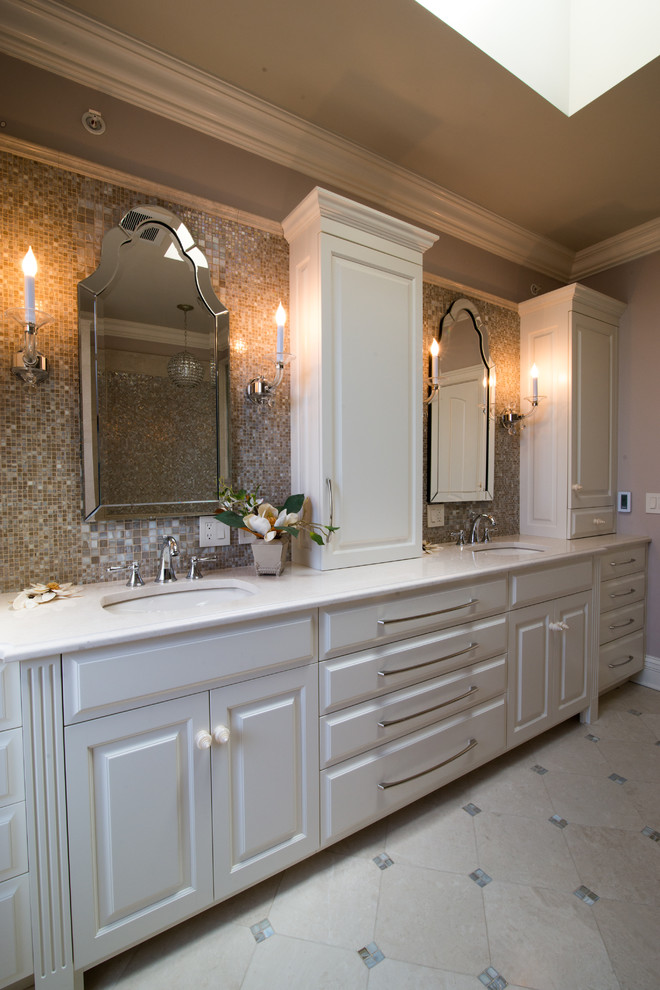Пример оригинального дизайна: главная ванная комната среднего размера в современном стиле с мраморной столешницей, фасадами с выступающей филенкой, темными деревянными фасадами, накладной ванной, душем в нише, серыми стенами и раковиной с несколькими смесителями