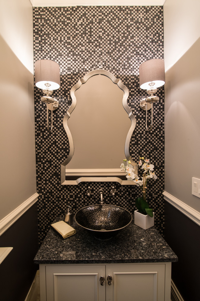 Inspiration för ett mellanstort funkis toalett, med luckor med upphöjd panel, skåp i mörkt trä, svart kakel, svart och vit kakel, flerfärgad kakel, vit kakel, mosaik, beige väggar, ett fristående handfat och marmorbänkskiva