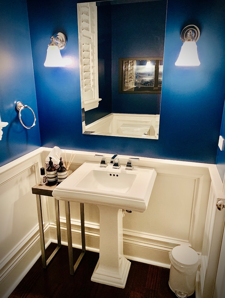 Пример оригинального дизайна: маленькая ванная комната в стиле неоклассика (современная классика) с синими стенами, темным паркетным полом, душевой кабиной, раковиной с пьедесталом и коричневым полом для на участке и в саду