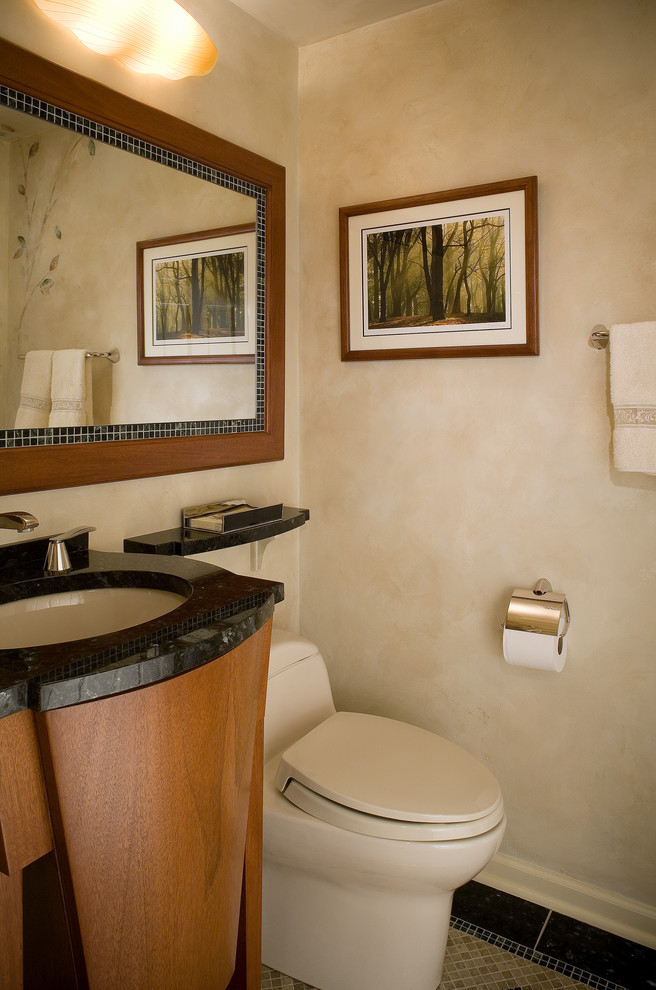 シカゴにあるトランジショナルスタイルのおしゃれなトイレ・洗面所 (アンダーカウンター洗面器、中間色木目調キャビネット、御影石の洗面台、一体型トイレ	、ベージュの壁) の写真