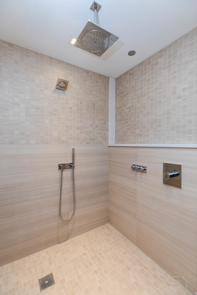 Свежая идея для дизайна: большая главная ванная комната в современном стиле с плоскими фасадами, темными деревянными фасадами, ванной в нише, душем над ванной, унитазом-моноблоком, бежевой плиткой, керамогранитной плиткой, белыми стенами, полом из керамогранита, врезной раковиной, стеклянной столешницей, бежевым полом и шторкой для ванной - отличное фото интерьера