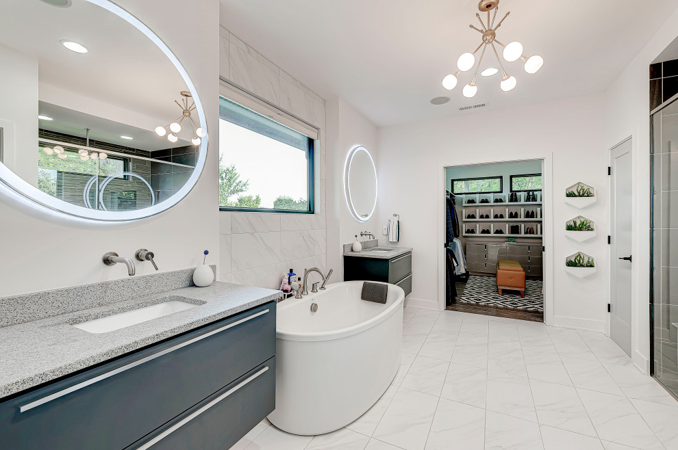 Idéer för ett stort modernt grå en-suite badrum, med skåp i shakerstil, grå skåp, ett fristående badkar, en kantlös dusch, svart och vit kakel, keramikplattor, vita väggar, klinkergolv i keramik, ett nedsänkt handfat, bänkskiva i kvarts, vitt golv och dusch med gångjärnsdörr