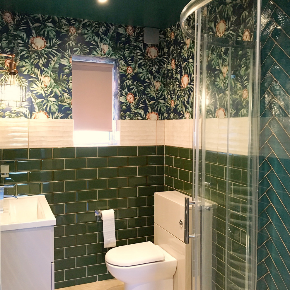 Idee per una piccola stanza da bagno padronale bohémian con consolle stile comò, ante beige, piastrelle verdi, pavimento in vinile, pavimento beige e porta doccia scorrevole