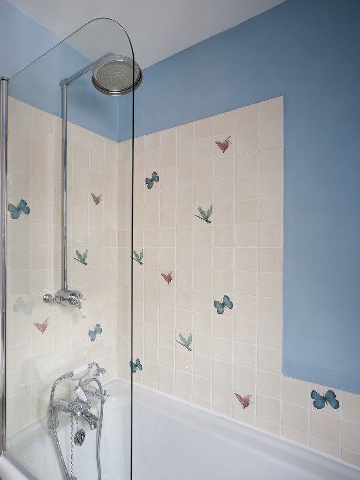 Свежая идея для дизайна: главная ванная комната среднего размера в классическом стиле с ванной в нише, душем над ванной, синими стенами и раковиной с пьедесталом - отличное фото интерьера