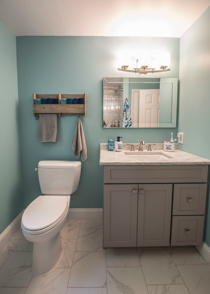 На фото: детская ванная комната среднего размера в стиле шебби-шик с фасадами в стиле шейкер, серыми фасадами, ванной в нише, душем над ванной, раздельным унитазом, серой плиткой, керамической плиткой, синими стенами, полом из керамогранита, врезной раковиной, столешницей из кварцита, белым полом и шторкой для ванной