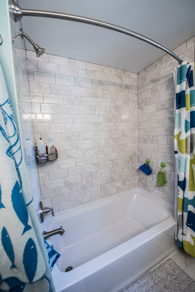 Idéer för att renovera ett mellanstort shabby chic-inspirerat badrum för barn, med skåp i shakerstil, grå skåp, ett badkar i en alkov, en dusch/badkar-kombination, en toalettstol med separat cisternkåpa, grå kakel, keramikplattor, blå väggar, klinkergolv i porslin, ett undermonterad handfat, bänkskiva i kvartsit, vitt golv och dusch med duschdraperi