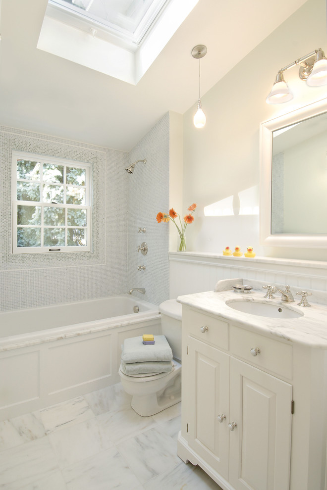 Идея дизайна: детская ванная комната в современном стиле с плиткой мозаикой и мраморным полом
