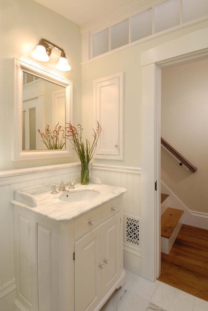 Inspiration pour une salle de bain traditionnelle avec un lavabo encastré, un placard avec porte à panneau surélevé, des portes de placard blanches et un carrelage blanc.