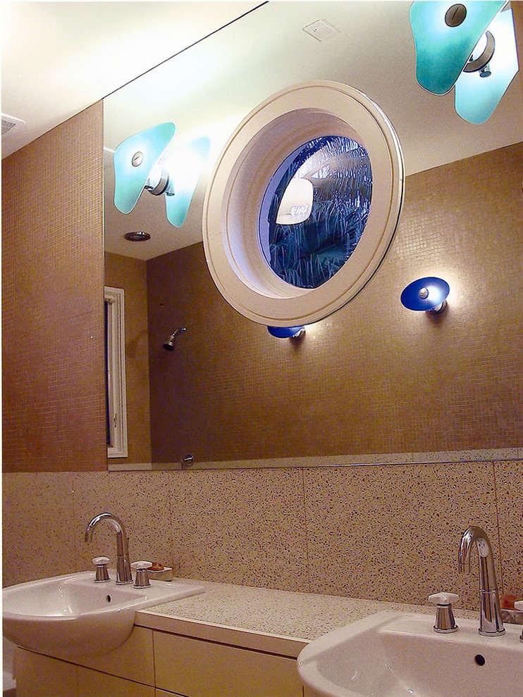 Exempel på ett stort modernt badrum för barn, med släta luckor, vita skåp, ett hörnbadkar, en dusch/badkar-kombination, en toalettstol med hel cisternkåpa, flerfärgad kakel, stenhäll, flerfärgade väggar, ett nedsänkt handfat, bänkskiva i terrazo, terrazzogolv och flerfärgat golv