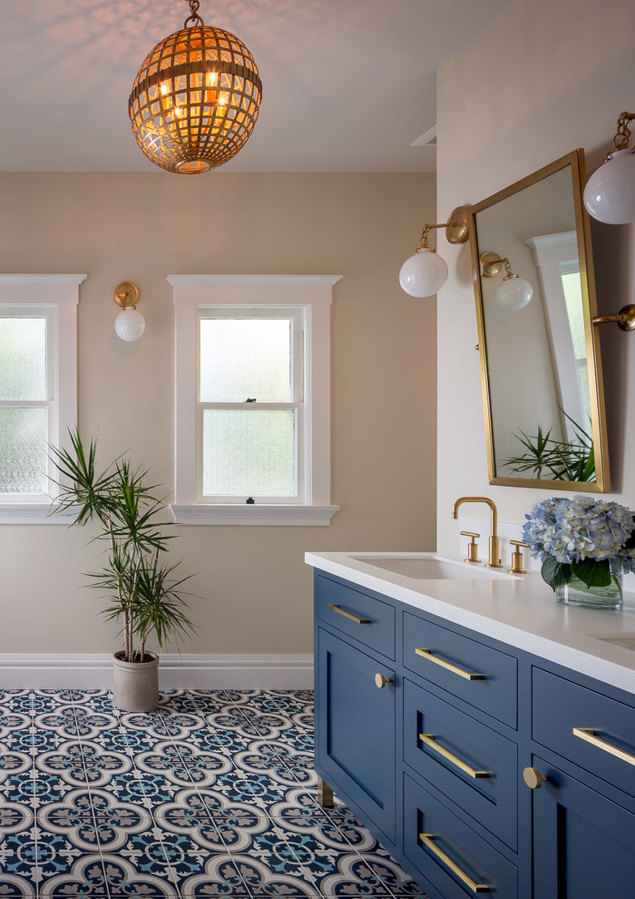 На фото: детская ванная комната среднего размера в классическом стиле с фасадами в стиле шейкер, синими фасадами, двойным душем, раздельным унитазом, белой плиткой, керамической плиткой, белыми стенами, полом из цементной плитки, врезной раковиной, столешницей из искусственного камня, синим полом, душем с распашными дверями и белой столешницей