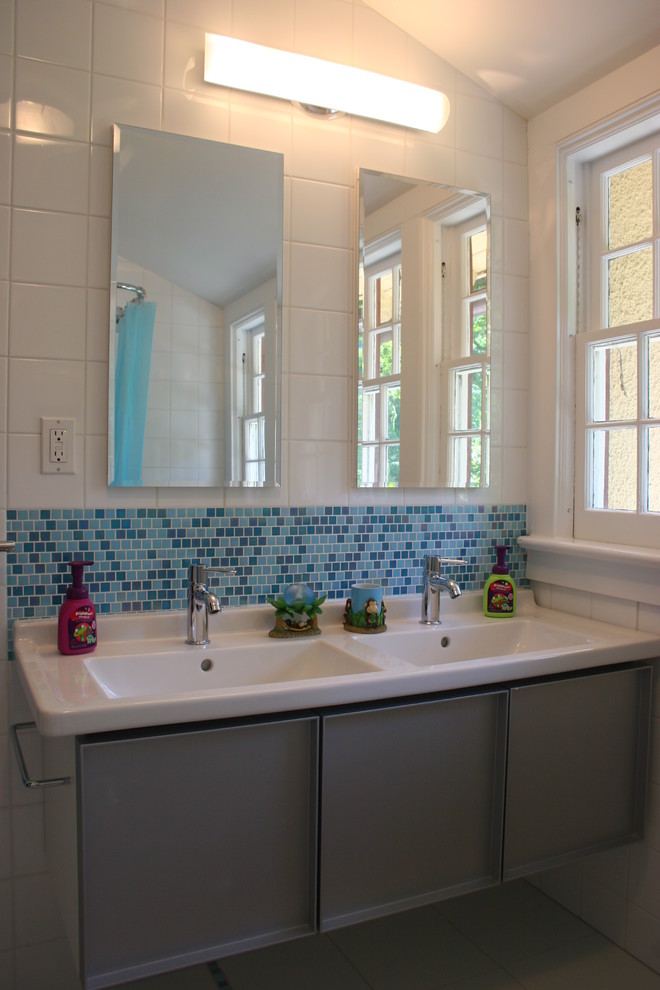 Idées déco pour une salle de bain moderne avec des portes de placard grises, un lavabo intégré, une baignoire posée, un mur blanc, un sol en terrazzo, un carrelage bleu et un carrelage en pâte de verre.