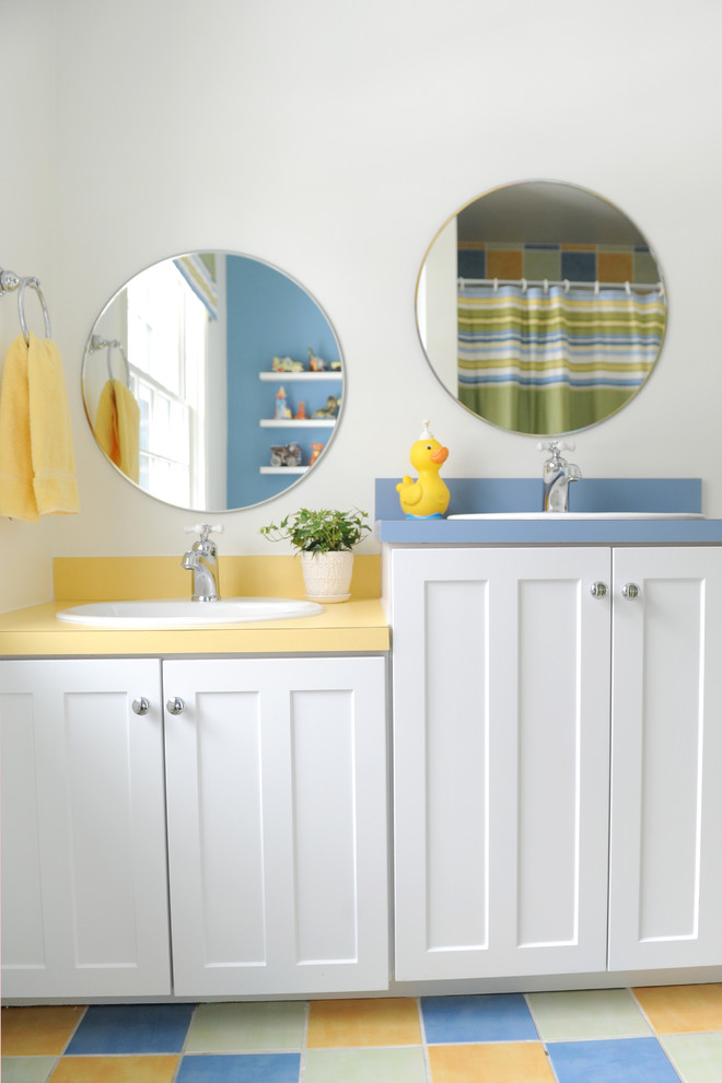Exempel på ett klassiskt badrum för barn, med skåp i shakerstil, vita skåp, laminatbänkskiva, flerfärgad kakel, porslinskakel, vita väggar och klinkergolv i keramik
