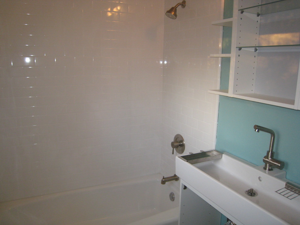 Идея дизайна: детская ванная комната среднего размера в классическом стиле с открытыми фасадами, белыми фасадами, ванной в нише, душем над ванной, раздельным унитазом, плиткой кабанчик, зелеными стенами и раковиной с несколькими смесителями