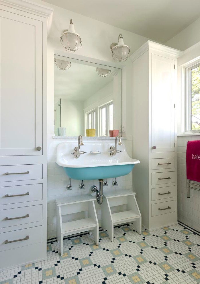 Идея дизайна: детская ванная комната среднего размера в скандинавском стиле с фасадами с утопленной филенкой, белыми фасадами, угловым душем, разноцветной плиткой, белыми стенами, полом из керамогранита, раковиной с несколькими смесителями и мраморной столешницей