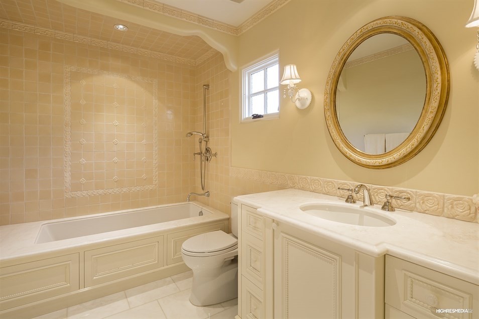 フェニックスにあるラグジュアリーな中くらいなトラディショナルスタイルのおしゃれな浴室 (オーバーカウンターシンク、インセット扉のキャビネット、白いキャビネット、大理石の洗面台、ドロップイン型浴槽、オープン型シャワー、分離型トイレ、黄色いタイル、セラミックタイル、黄色い壁、大理石の床、ベージュの床、シャワーカーテン) の写真