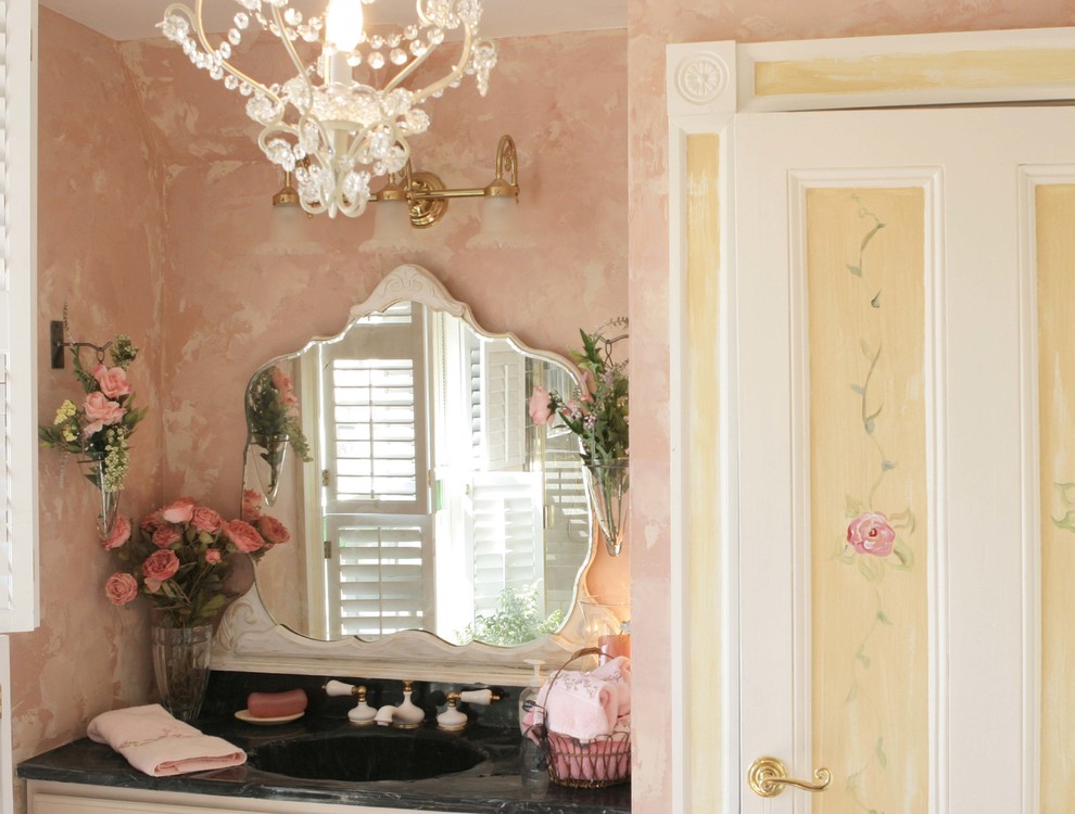 На фото: детская ванная комната среднего размера в классическом стиле с монолитной раковиной, фасадами с выступающей филенкой, светлыми деревянными фасадами, столешницей из гранита, угловым душем, розовыми стенами и полом из керамической плитки