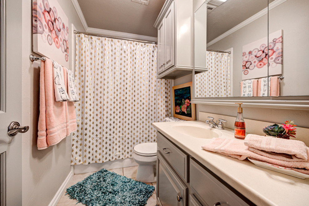 Ejemplo de cuarto de baño infantil clásico renovado de tamaño medio con armarios con paneles con relieve, paredes grises, suelo de madera oscura y encimera de acrílico