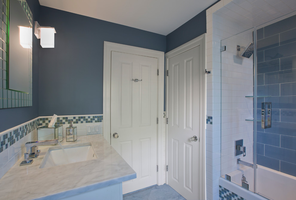Idéer för ett mellanstort modernt badrum med dusch, med vita skåp, ett badkar i en alkov, en dusch/badkar-kombination, flerfärgad kakel, glaskakel, blå väggar, marmorgolv, ett undermonterad handfat och marmorbänkskiva