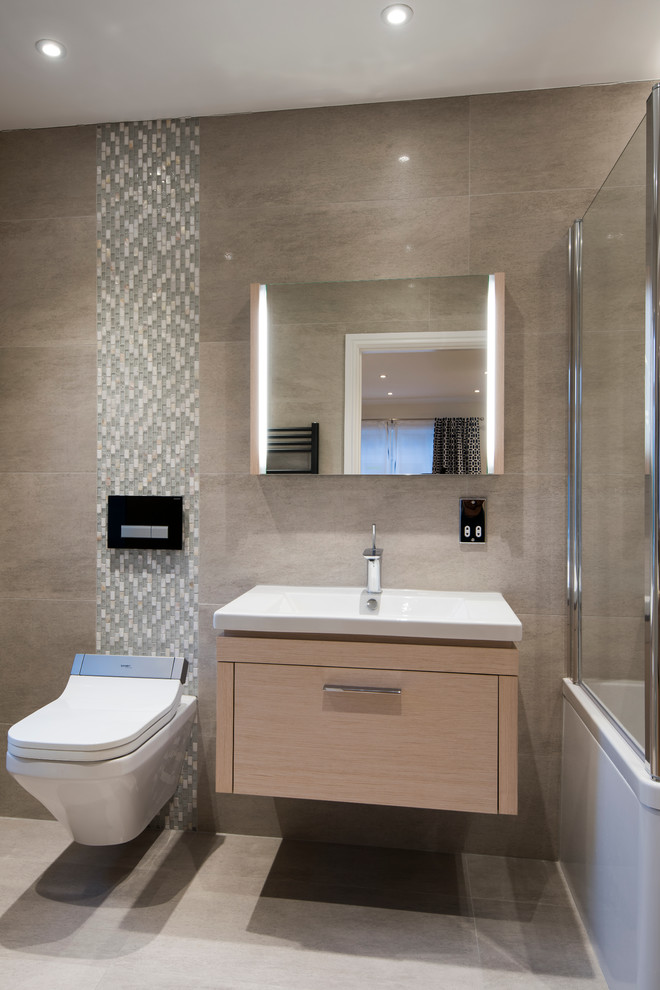 На фото: главная ванная комната среднего размера в современном стиле с плоскими фасадами, серыми фасадами, ванной в нише, душем без бортиков, биде, серой плиткой, серыми стенами, полом из керамогранита и подвесной раковиной